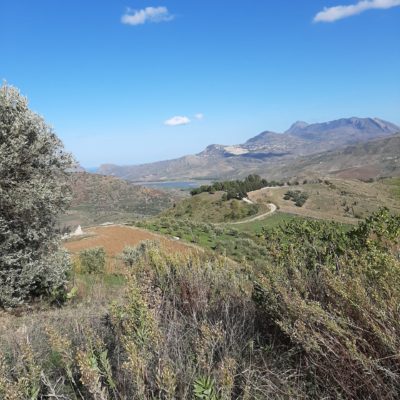 loin derrière, vous pouvez voir le Lago Rosamarina (réservoir d'eau potable de Palerme)